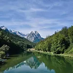 Дом отдыха Mountain Safari - Spacious, Scenic And Steps From Adventure Гармиш-Партенкирхен