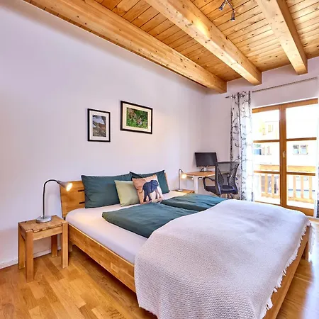 Mountain Safari - Spacious, Scenic And Steps From Adventure Holiday home *