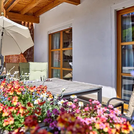 Mountain Safari - Spacious, Scenic And Steps From Adventure Holiday home