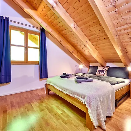 Mountain Safari - Spacious, Scenic And Steps From Adventure Holiday home
