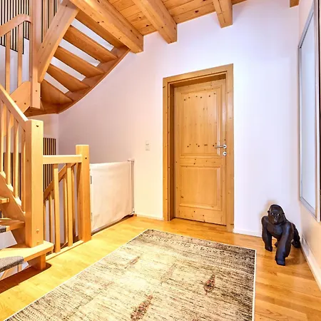 Mountain Safari - Spacious, Scenic And Steps From Adventure Holiday home *