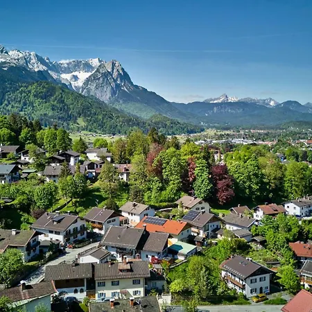 Mountain Safari - Spacious, Scenic And Steps From Adventure * 加爾米施-帕滕基興