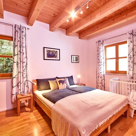 Mountain Safari - Spacious, Scenic And Steps From Adventure Holiday home *